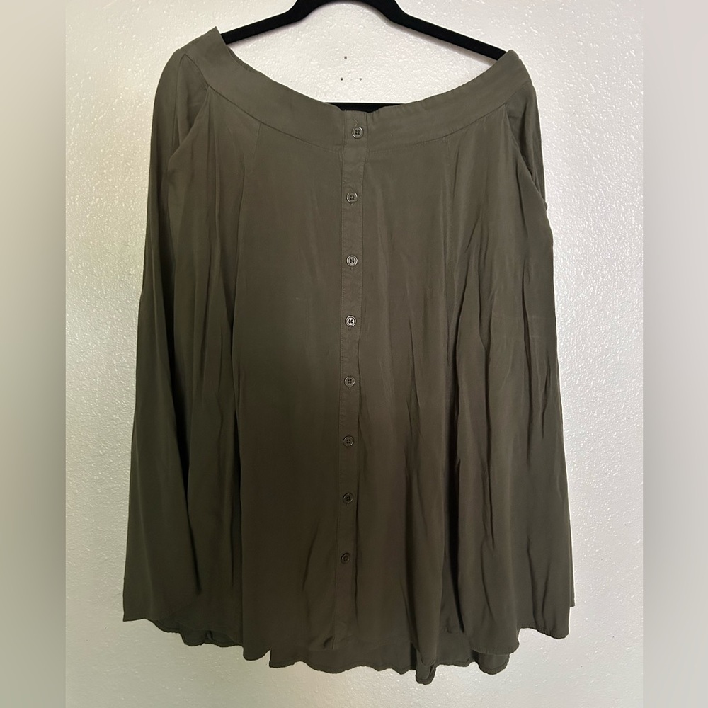 Torrid size 1 (16-18) army green A line skirt. Waist has stretch to it.